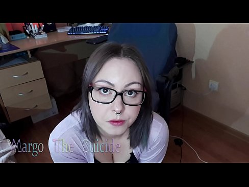 ❤️ Merch Sexy gyda Sbectol Yn Sugno Dildo'n Ddwfn ar y Camera ❤️ porno Rwsiaidd wrthon ni ❌️
